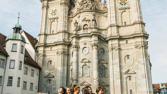 Inspirasi Street Fashion ala Member Red Velvet, Chic Banget!