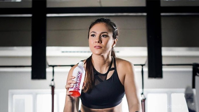 Rahasia Bentuk Otot Tubuh Wulan Guritno! 