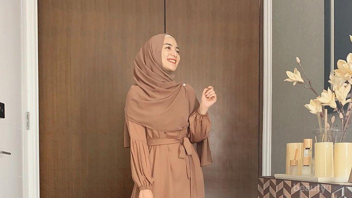 Tampil Manis di Berbagai Acara dengan Buansa Nuansa Earth Tone ala Citra Kirana