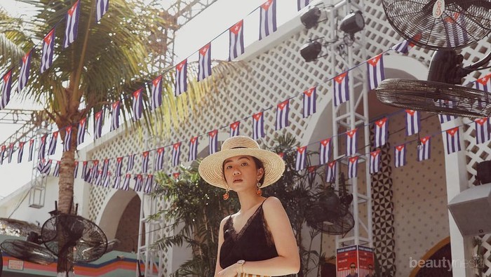 Inspirasi Outfit Liburan Keren ala Selebgram Elxi Elvina