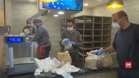 VIDEO: Berlakukan Jam Malam, Yordania Bagi-Bagi Roti ke Warga
