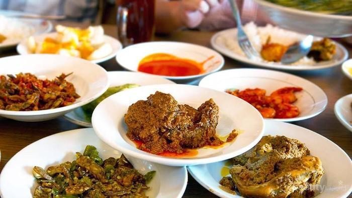 Kurangi Resiko Kena Kolestrol saat Santap Nasi Padang dengan Tips Berikut Ini