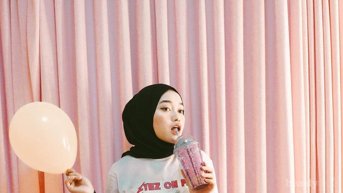 7 OOTD Style ala Indira Kalistha, Beauty Vlogger Kocak yang Kini Berhijab