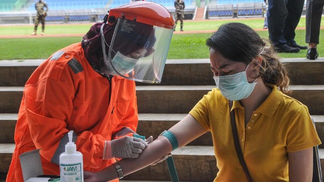 Berdasarkan hasil rapid test, seorang perempuan 54 tahun yang merupakan ASN Pemprov Kalbar dinyatakan positif Covid-19, sehingga harus dilakukan tes lanjutan.