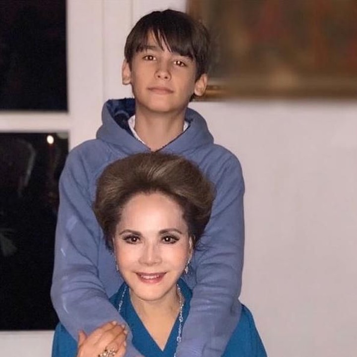 <p>Potret hangat Frederik Kiran bersama sang nenek, Ratna Sari Dewi. (Foto: Instagram @dewisukarnoofficial)</p>