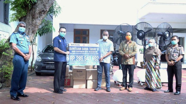BPJS Kesehatan menyerahkan bantuan berupa APD dan donasi tambahan yang diperoleh dari GEBAH Corona pada nakes di tiga rumah sakit mitra.
