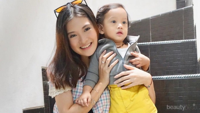 10 Potret Bahagia Mama Muda Vinessa Inez dan Buah Hati