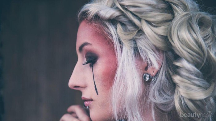 Pakai Eyeliner Gak Bakal Luntur Kalau Kamu Lakuin Cara Ini! Pakai Eyeliner Gak Bakal Luntur Kalau Kamu Lakuin Cara Ini!