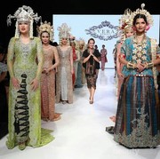 Momen Artis Kenakan Vera Kebaya, Inspiratif Banget!