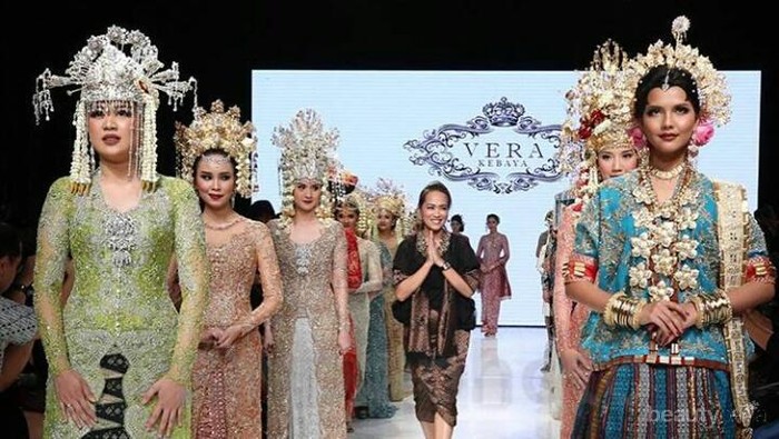 Momen Artis Kenakan Vera Kebaya, Inspiratif Banget! Momen Artis Kenakan Vera Kebaya, Inspiratif Banget!