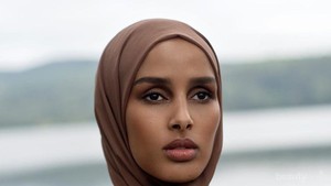 Potret Rawdah Mohamed, Model Hijab Nyentrik Asal Somalia