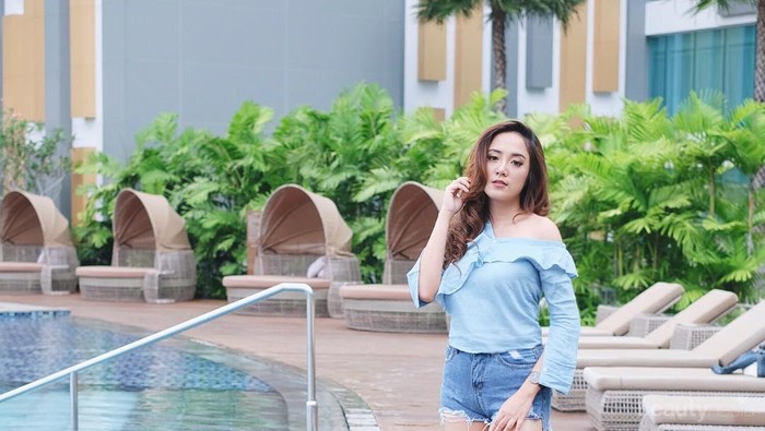 Modis Abis, Ini Ide Atasan Cut Off Shoulder ala Gina Meidina