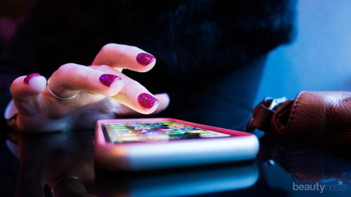 Sering Berselancar di Sosial Media? Waspadai Dampak Negatif Ini Ladies!