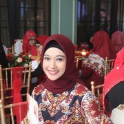 4 Warna Hijab ala Poppy Bunga yang Bikin Wajah Cerah