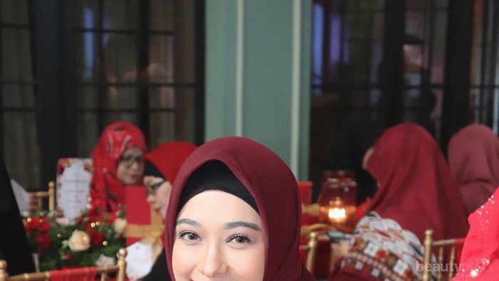 4 Warna Hijab ala Poppy Bunga yang Bikin Wajah Cerah