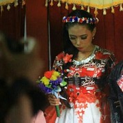 Berani Tampil Beda, Fashion Pengantin Ini Nyeleneh Banget!