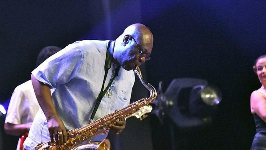 Positif Corona, Legenda Jazz Afrika Manu Dibango Meninggal Dunia Legenda jazz Afrika Manu Dibango meninggal dunia karena Corona.
