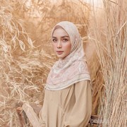 Tampil Fashionable dan Tetap Simpel dengan Gamis Cantik Ini!