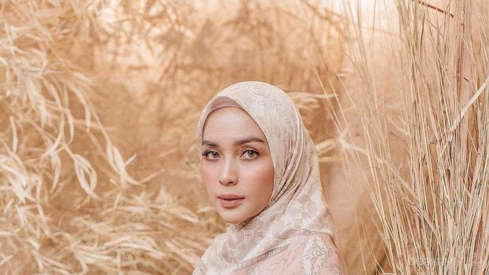 Tampil Fashionable dan Tetap Simpel dengan Gamis Cantik Ini!