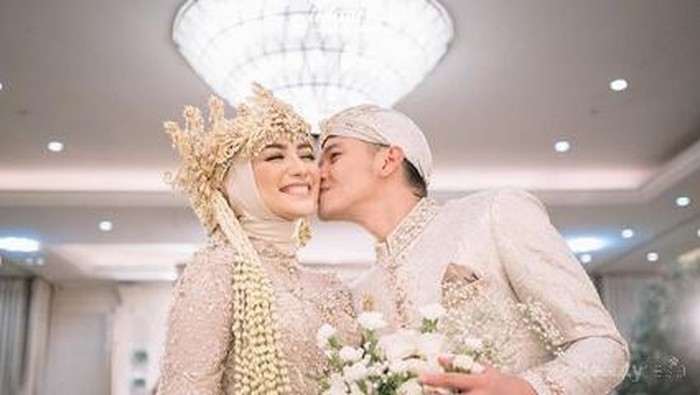 Potret Mesra Pasangan Artis Indonesia yang Menikah Tahun 2019