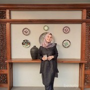 Inspirasi Baju Kondangan tanpa Gaun ala Dwi Handa, Anti Ribet!