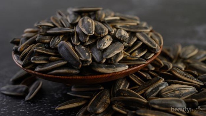 Suka Makan Kuaci? Ini 5 Manfaat yang Bisa Kamu Dapatkan, Ladies!