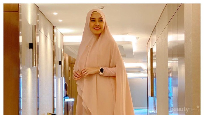 Inspirasi Gaya Hijab Syar'i yang Anggun ala Dhini Aminarti untuk Berbagai Acara