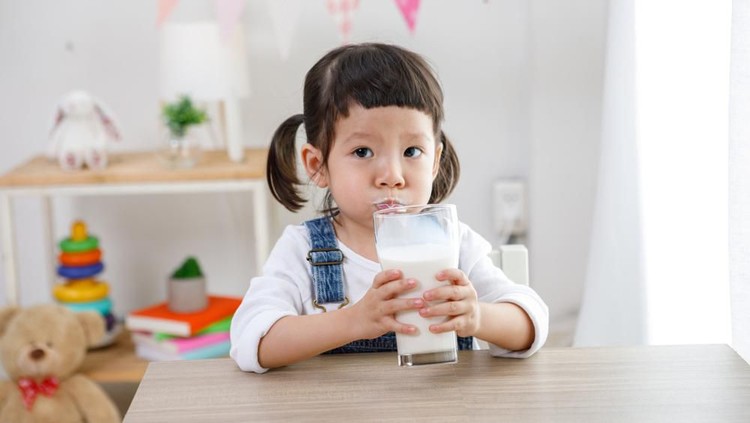 Anak minum susu