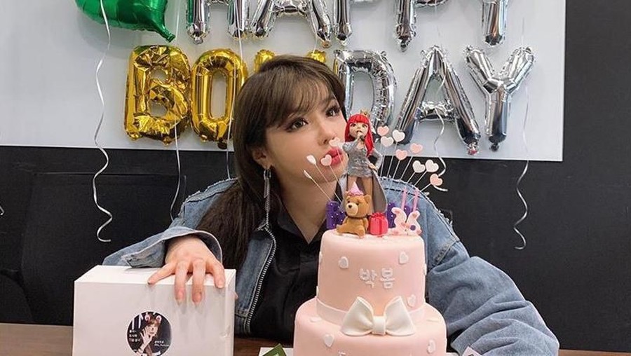 Park Bom merayakan ulang tahun ke-34 bersama rekannya sesama eks member 2NE1.