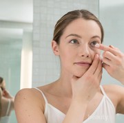 Waspadai Bahaya Softlens, Intip Trik Aman Tampil Oke dengan Softlens di Sini!