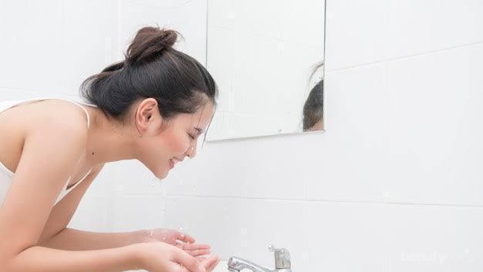 Jangan Sampai Salah, Ini Tips Memilih Produk Pembersih Wajah sesuai Jenis Kulit