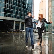 Musim Hujan Sudah Datang, Atasi Sepatu yang Kehujanan dengan Cara Ini!