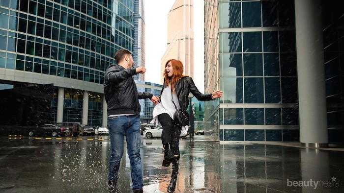 Musim Hujan Sudah Datang, Atasi Sepatu yang Kehujanan dengan Cara Ini!