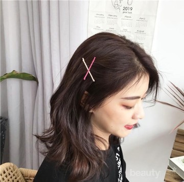 img-title Bakal Tetap Jadi Trend di 2020, Look dengan Jepit Rambut Ini Bisa Kamu Tiru