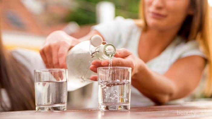 Sudah Minum Berapa Gelas Air Putih Hari Ini? Jangan Sepelekan Manfaatnya ya, Ladies!