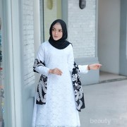 Kekinian Banget, Begini Inspirasi Mix and Match Kebaya dengan Sneakers