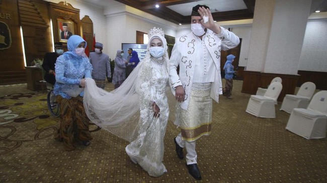Pemprov DKI mengizinkan warga menggelar pesta pernikahan di hotel, gedung, maupun aula dengan kapasitas maksimal 25 persen.