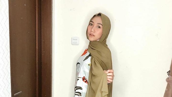 Gaya Hijab ala Maydinah Hanifah, Sahabat Rachel Vennya yang Gak Kalah Memesona