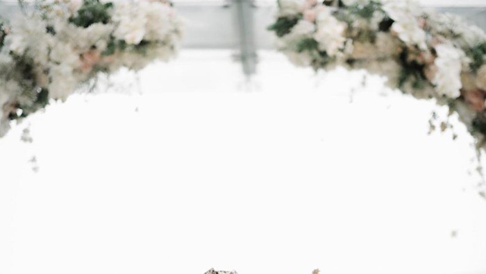 Kebaya Kutu Baru dan Riasan Jawa Isyana Sarasvati di Hari Pernikahan, Cantik Banget!