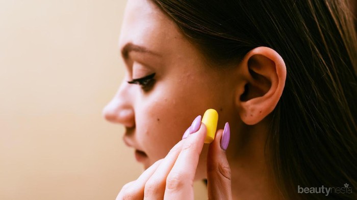 Telinga Sakit Saat Naik Pesawat? Ini Penyebab & Cara Mengatasinya