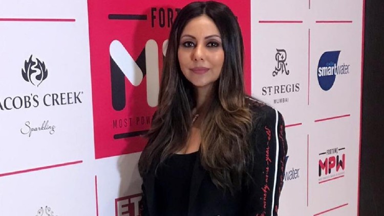 5 Fakta Gauri Khan, Istri Shah Rukh Khan & Wanita Paling Berpengaruh di India Shah Rukh Khan dan Gauri Khan tetap romantis meski sudah bertahun-tahun bersama. Berikut ini deretan fakta soal istri cantik Shah Rukh Khan, Gauri Khan.