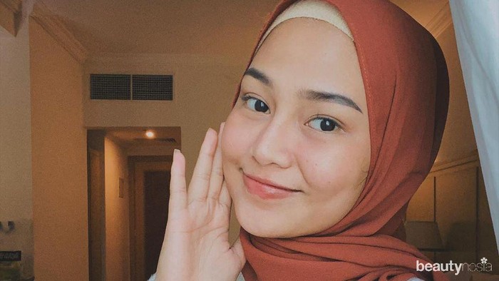 Sayangnya, keputusan Dara Arafah ini menuai hujatan dari warganet. Selebgram yang pernah berseteru dengan Lucinta Luna ini dihujat karena bentuk hidungnya yang malah aneh pasca operasi. Meski demikian, Dara Arafah tetap santai dan cuek menghadapi komentar nyinyir netizen soal hidungnya. (Foto: https://www.instagram.com/daraarafah/)