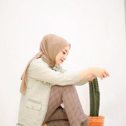 Tampil Lebih Oke Setiap Saat, Ini Ide Plaid Outfit ala Antik Arifani