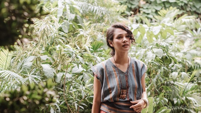 8 Gaya Colorful dan Etnic Penyanyi Andien di Usia 30-an