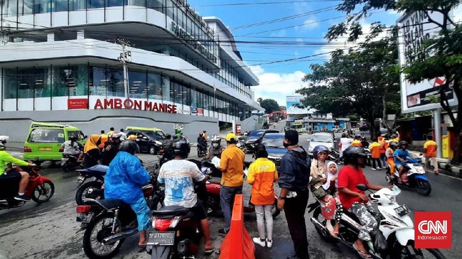Persatuan Organisasi Serbaguna Gotong Royong (Kosgoro) Maluku membagi masker secara gratis untuk warga di tengah mewabah virus corona (Covid-19) di Ambon, Rabu (25/3).