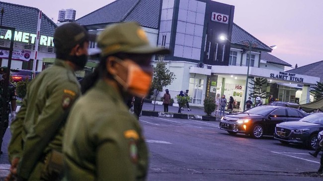 Sejumlah petugas melakukan penjagaan di Rumah Sakit Tentara Slamet Riyadi, Solo, Jawa Tengah, Rabu (25/3/2020). Ibu Presiden Joko Widodo, Sujiatmi Notomiharjo meninggal dunia di Solo pada Rabu, 25 Maret 2020 pukul 16:45 WIB. ANTARA FOTO/Mohammad Ayudha/aww.