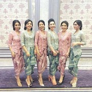 3 Kreasi Tutorial Memakai Rok Lilit Kebaya Kekinian untuk Wisuda dan Pesta
