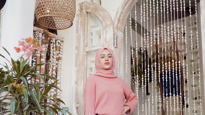 Memakai Hijab dengan Warna Cerah, Why Not? Intip Tipsnya!