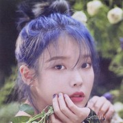 Biru Klasik Jadi Tren Warna Rambut Hingga Fashion 2020