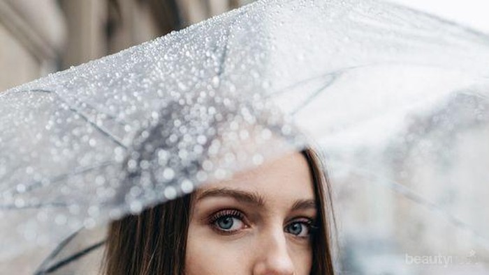 Gak Cuma Payung, 5 Benda Ini Juga Wajib Kamu Bawa Ketika Berpergian di Musim Hujan